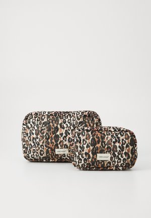 Bolsas de cosméticos con estampado de leopardo acolchadas en negro, marrón claro y crema; presentan una forma rectangular con cierre de cremallera y etiqueta con el logo.