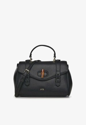 Bolso de mano de cuero negro texturizado con asa superior, correa para el hombro desmontable, cierre de madera y pequeño logo dorado "V 73" en el frontal.