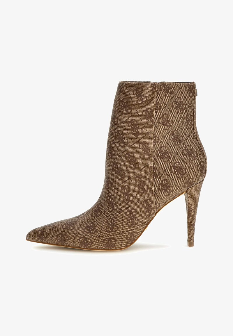 Pruunist mustrist valmistatud pahkluusaab, millel on tekstuurne materjal, teravam varvas ja kitsas, kõrge konts. Peene logo detail pinnal.