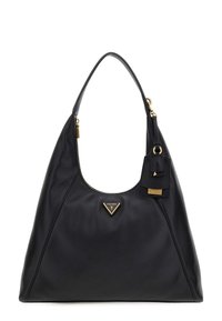 Sac en cuir noir avec une finition texturée, arborant un logo triangulaire doré, une fermeture zippée sur le dessus et une étiquette mini attachée.