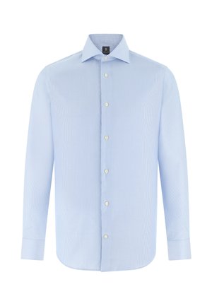 Camisa de vestir para hombre en azul claro con mangas largas, cierre de botones en la parte delantera, cuello puntiagudo y sutiles rayas verticales.