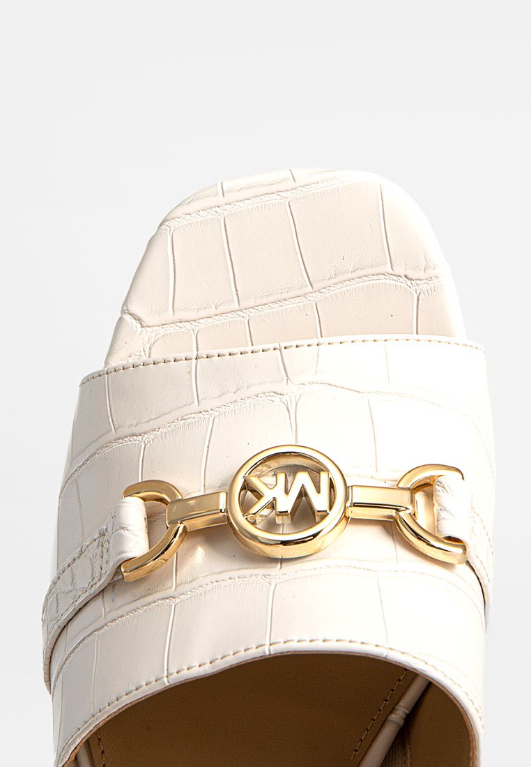 Sandale à lanières en cuir synthétique blanc effet crocodile avec un talon épais, ornée d'un accent en métal doré avec détail de logo sur la lanière.