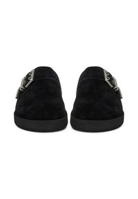 Čierne semišové nazúvacie topánky s hladkým povrchom, okrúhlou špičkou a striebornými kovovými doplnkami. Ploché čierne gumové podrážky a minimalistický dizajn.