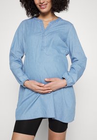 MAMALICIOUS MLCHASE LIA L/S WO TUNIC 2F - Τζιν φόρεμα - light blue