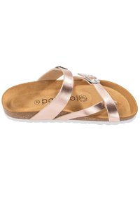 Rose guld remsandaler med metallisk finish, korkfotbädd och vit gummisula. Utrustad med justerbart spänne för säker passform.