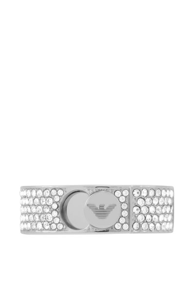 Silversmycke i form av ett armband med texturerad design som har klara rhinestones, en cirkulär lås och en emblem med en örnlogotyp på låset.