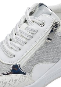 Sneaker bianco con un mix di pelle liscia e tessuto texturizzato argento, lacci rotondi, zip laterale e dettagli lucidi.
