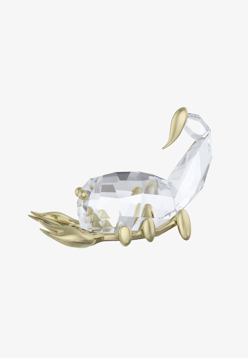 Escultura de escorpión de cristal, con facetas transparentes, acentos en metal dorado, cola alargada y garras detalladas, que muestra una mezcla de elementos transparentes y metálicos.