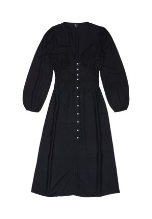 Czarna sukienka midi z długim rękawem, dekoltem w serek, dopasowaną talią, marszczonym biustem oraz rzędem białych guzików z przodu od dekoltu do dołu.