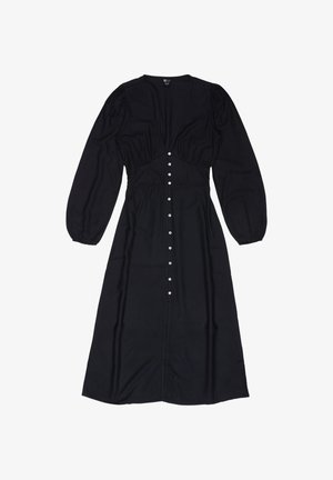 Czarna sukienka midi z długim rękawem, dekoltem w serek, dopasowaną talią, marszczonym biustem oraz rzędem białych guzików z przodu od dekoltu do dołu.