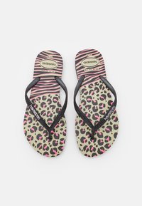 Chinelas pretas com padrão de leopardo e rosa. Solas em borracha texturizada e tiras pretas com logotipo. Design às riscas na superfície superior.