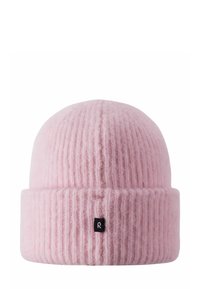 Wełniana czapka w kolorze delikatnego różu, z fakturą prążkowaną, z podwinięciem oraz małą czarną metką z logo z przodu.