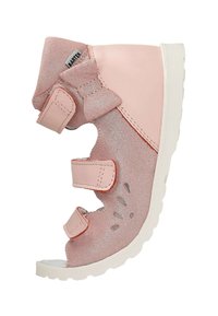 Rosa Kindersandale aus glänzendem Material mit drei verstellbaren Klettverschlüssen, ausgeschnittenen Designs und einer strukturierten weißen Gummisohle.