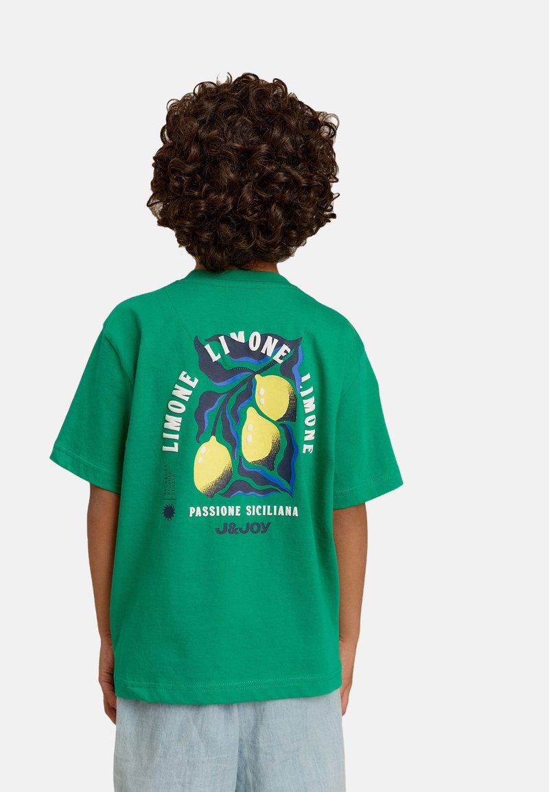 Groene katoenen t-shirt met een grafisch ontwerp van citroenen, golven en tekst. Losse pasvorm met korte mouwen en een ronde hals.