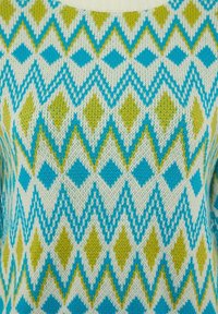 Gebreide pullover met een geometrisch patroon van blauwe, groene en crèmekleurige diamanten, met een zachte textuur en ronde halslijn.
