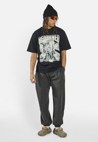 Redefined Rebel KIAN TEE BOXY FIT UNISEX - Camiseta estampada - black