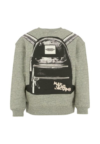 Grijze sweatshirt met een afbeelding van een zwarte rugzak met ritsen, banden en een logo. De textuur is glad, met ribbelboorden en -zoom.