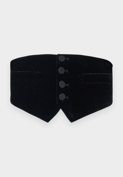 Schwarzer Samtkragen mit tailliertem Design. Verfügt über vier schwarze Knöpfe und einen diagonalen Schnitt, abgerundet mit einem subtilen Glanz und zwei kleinen Taschen.