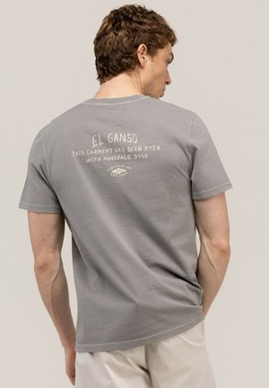 El Ganso, CAMISETA TINTE MINERAL - Camiseta estampada - gris