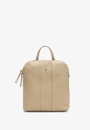 Zaino in pelle beige con texture liscia, parte superiore arrotondata, due scomparti con zip e manici corti. Presenta un logo sottile sul davanti.