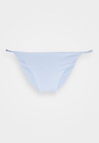 Lyseblå bikiniunderdel laget av glatt stoff, med lavt liv og minimal dekning, samt sømløse kanter for et strømlinjeformet utseende.