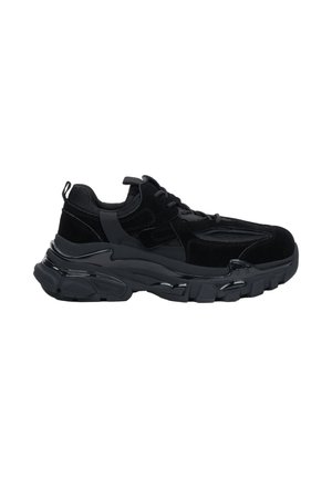 Schwarzer Sportschuh mit dicker Sohle, Mesh- und Velour-Paneelen sowie Schnürverschluss, von der Außenseite auf weißem Hintergrund gezeigt.