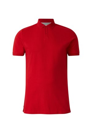 Czerwona koszulka polo z krótkim rękawem, kołnierzykiem i dwoma guzikami, gładki wzór, bez widocznych logo ani wzorów.