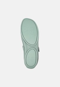 Suela de zapato verde claro con material de goma texturizado. Presenta "PER" y el tamaño "38" grabados. Forma curvada y bordes suaves.