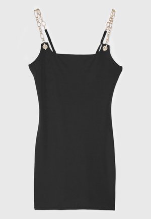 Vestido negro sin mangas con escote recto, con tirantes de cadena dorada y silueta ajustada. Textura de tela suave.