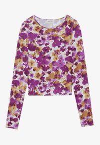 Dugi rukav uski crop top od rebraste tkanine, s cvjetnim uzorkom u ljubičastoj, lavandi i zlatnoj boji na bijeloj pozadini. Glatka tekstura.