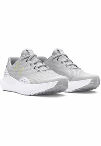 Baskets de sport grises avec une tige en maille respirante, un design texturé et une semelle en caoutchouc blanche. Présente des lacets et un accent logo sur le côté.