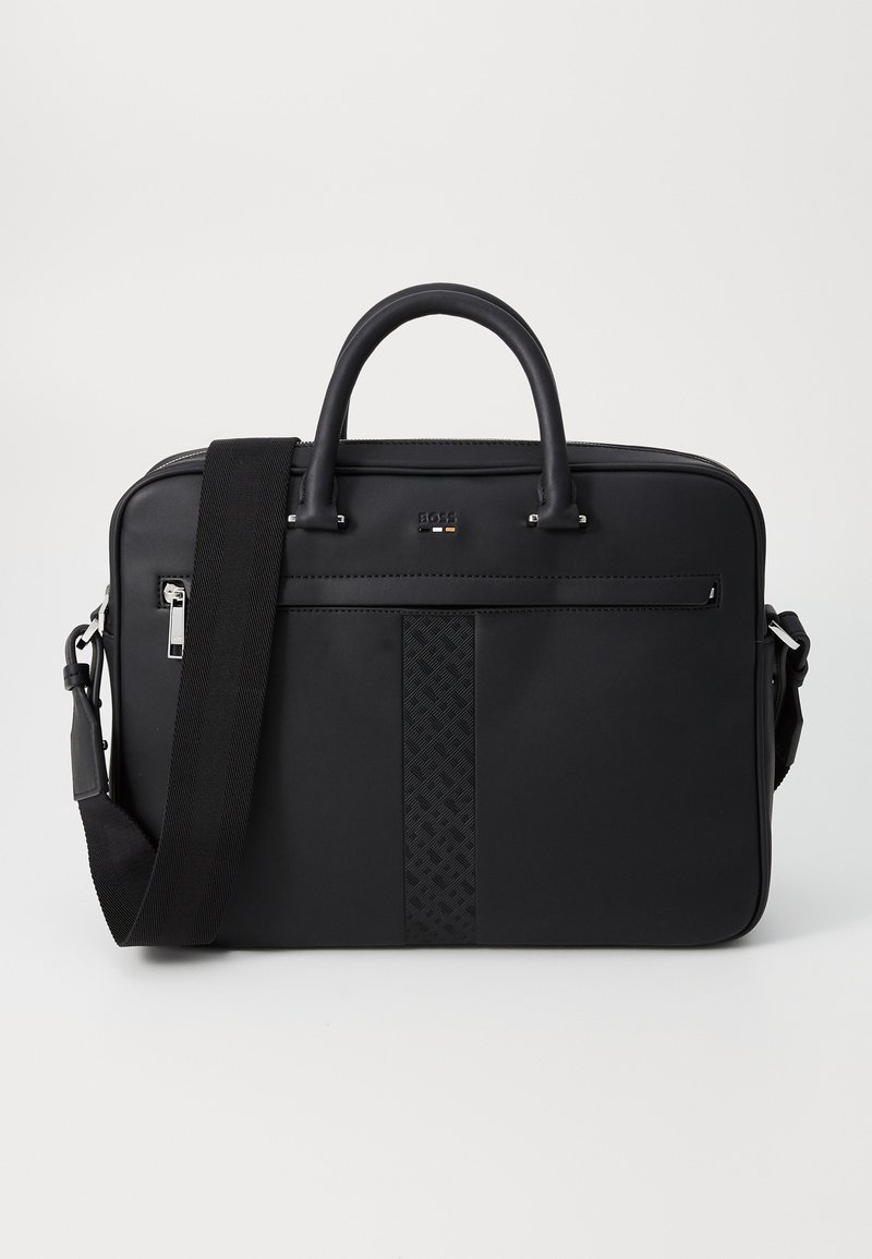 Sort aktetaske med to håndtag, justerbar skulderrem, lynlås lukning, tekstureret midteband og logodetalje på frontpanelet.