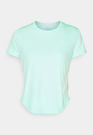 Tirkizno zeleni kratki rukav atletski majica, glatka tkanina s ovratnikom u obliku kruga i suptilnim Nike logotipom sa strane. Blago zakrivljeni rub.