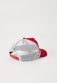 Gorra roja con visera curvada y espalda de malla blanca. Presenta una pequeña etiqueta de color en el lado. Cierre ajustable de tipo snapback en la parte posterior.