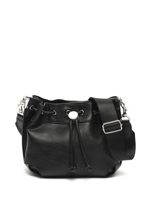 Crna kožna torba u obliku kante s podesivim širokim tkanim remenom, srebrnim metalnim detaljima i zatvaranjem na vezicu s metalnim gumbom.