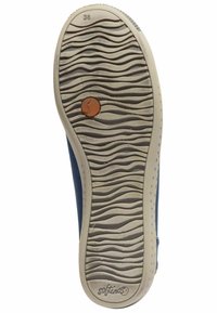 Podeszwa sneakerów z falistym wzorem bieżnika, w jasnobeżowym kolorze, z wytłoczonym logo. Rozmiar 38 oznaczony na podeszwie.