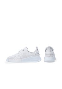Weiße Sneaker mit einem strukturierten Mesh-Obermaterial, Schnürverschluss und gepolsterter Sohle. Verfügt über einen hinteren Riemen und ein minimalistisches Design.