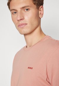 HUGO DERO - Pamata T-krekls - light/pastel red