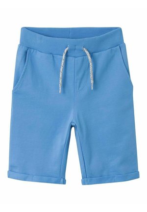 Lyseblå børneshorts med elastisk taljebånd, hvide og grå snore, sidelommer og opviklede manchetter på hvid baggrund.