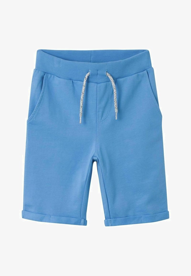 Shorts pour enfants bleu clair avec taille élastique, cordons blancs et gris, poches latérales et revers roulés sur fond blanc.
