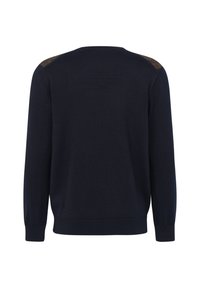 Marineblauer Pullover aus weichem Strickmaterial mit langen Ärmeln, rundem Ausschnitt und strukturierten Akzenten an den Schultern.