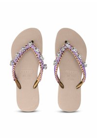 Klapki z beżową gumową podeszwą, z plecionym lawendowym paskiem ozdobionym przezroczystymi cyrkoniami i złotymi akcentami.