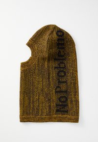 Strikket balaklava i mørk gul og brun garng, med teksten "No Problemo" i fete svarte bokstaver langs siden.