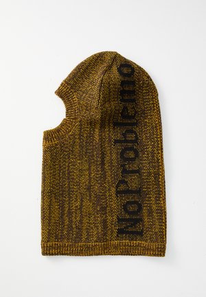 Cagoule tricotée en laine jaune foncé et marron, arborant la phrase "Pas de problème" en lettres noires en gras sur le côté.