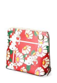 Custodia rossa con motivo floreale che presenta fiori bianchi e rosa, arricchita da illustrazioni di Hello Kitty, rifinita con chiusura a zip e accessori in oro.