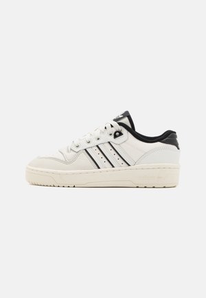 adidas Originals, Sneakersy niskie