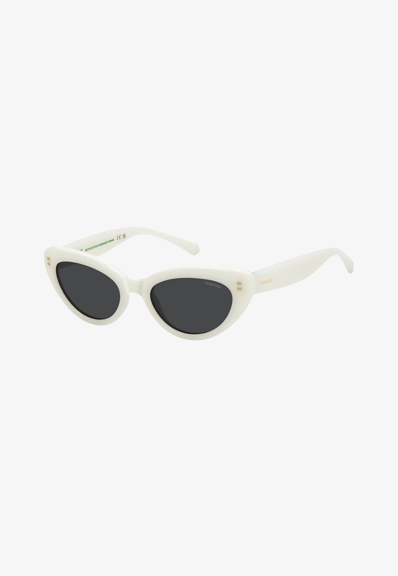 Lunettes de soleil blanches forme œil de chat avec verres teintés foncés et branches fines, avec des accents dorés subtils et marquage Polaroid sur la monture.