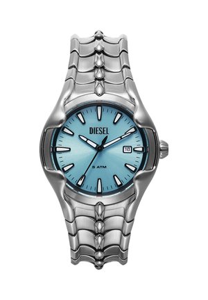 Reloj de pulsera Diesel plateado con esfera azul, marcadores de hora negros, ventana de fecha a las 3 en punto y una pulsera de metal enlazada.