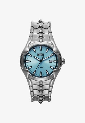 Zilveren Diesel polshorloge met blauwe wijzerplaat, zwarte uurmarkeringen, datumvenster op 3 uur en een verbonden metalen armband.
