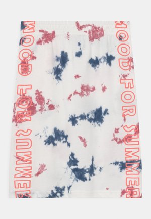 Hvid nederdel med blå og røde tie-dye mønstre, elastisk linning og koralrød tekst, der lyder "GOOD FOR SUMMER" langs siderne.